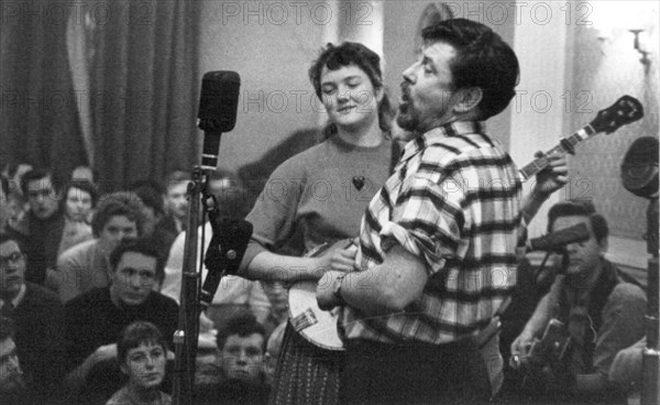 Peggy Seeger and Ewan MacColl, Enterprise Public House, Long Acre, London, late 1950s-early 1960s.  Artist: Eddis Thomas