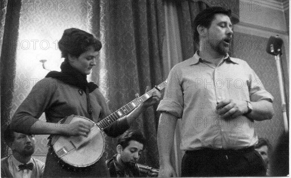 Peggy Seeger and Ewan MacColl, Enterprise Public House, London, late 1950s-early 1960s.  Artist: Eddis Thomas