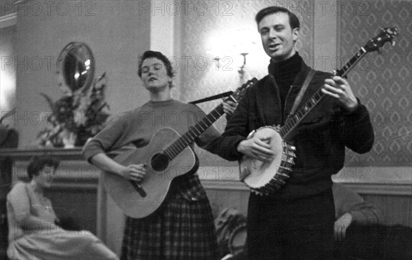 Peggy Seeger and Ralph Rinzler, Enterprise Public House, London, late 1950s-early 1960s.  Artist: Eddis Thomas