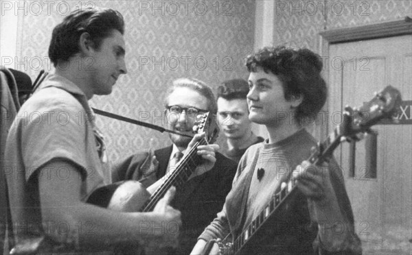 Peggy Seeger and Guy Carawan, Enterprise Public House, Long Acre, London, late 1950s-early 1960s.  Artist: Eddis Thomas