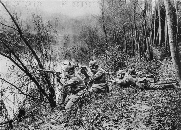 German soldiers at the edge of the River Aisne, France, 1915. Artist: Unknown