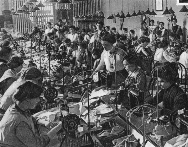 Seamstresses of the National Union of Women, Frankfurt am Main, World War I, 1915. Artist: Unknown