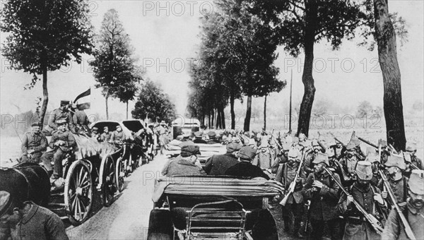 Busy road, World War I, 1915. Artist: Unknown