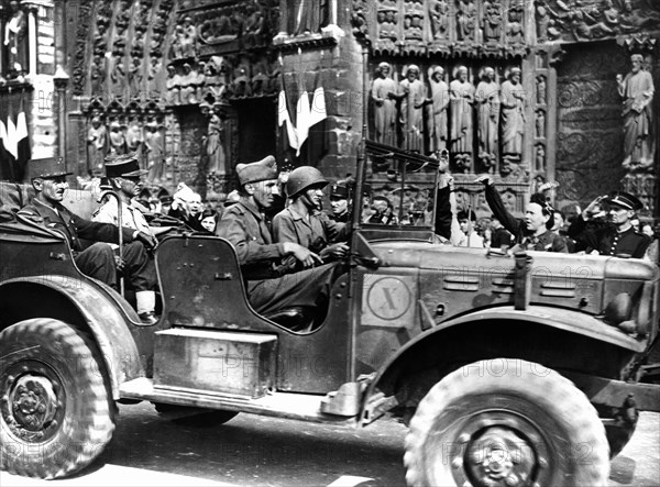 French General Philippe Leclerc outside Notre Dame, liberation of Paris, August 1944. Artist: Unknown