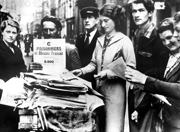 Distribution of the first official lists of wounded and captured French people, Paris, 25 July 1940. Artist: Unknown