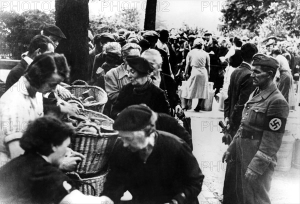 Food relief for refugees returned to Paris after the German capture of the city, 1940. Artist: Unknown