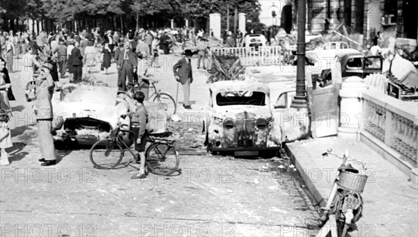 Burned out cars, Place de la Concorde, liberation of Paris, August 1944. Artist: Unknown