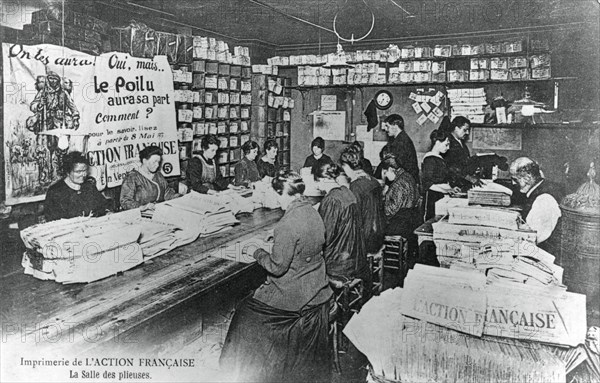 Folding machine room, printing works of the L'Action Francaise newspaper, Paris, 1917. Artist: Unknown