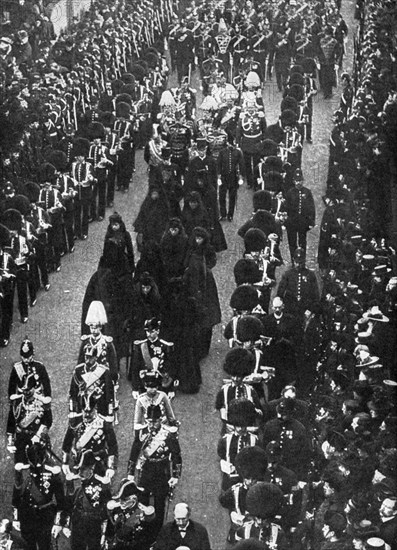 The royal mourners following the funeral procession from Osborne House to the Trinity Pier, 1901.Artist: Russell & Sons