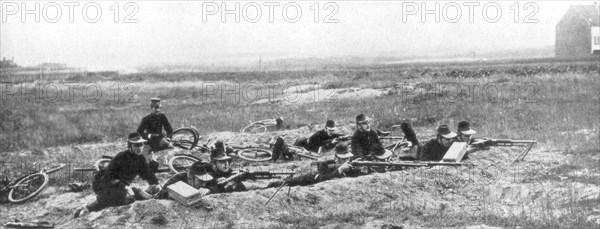 Belgian bicycle troops using Hotchkiss machine guns in Haelen, Belgium, August 1914.Artist: Montigny