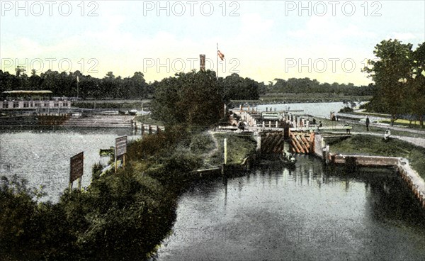 Goring Lock, Oxfordshire, 20th Century. Artist: Unknown