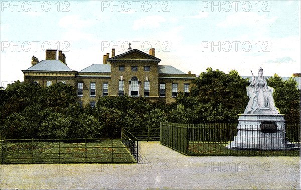 Kensington Palace and Queen Victoria's Statue, London, 20th Century. Artist: Unknown