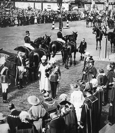 King George V and the mayors of the north London boroughs at Marylebone, Silver Jubilee, 1935. Artist: Unknown