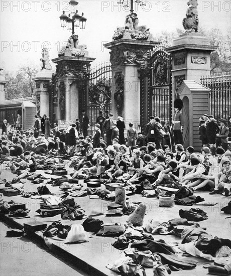 The children's jubilee holiday, Buckinham Palace, London, 1935. Artist: Unknown