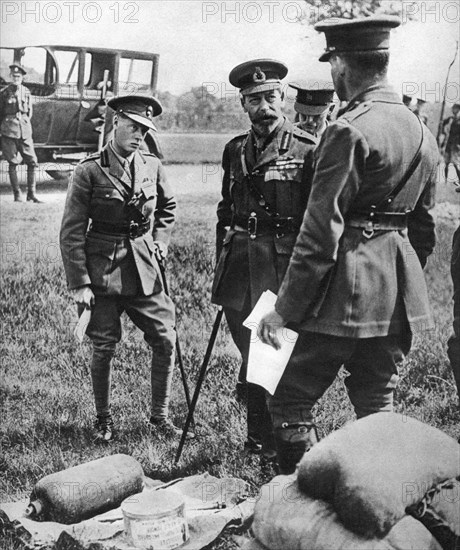 The Prince of Wales with George V, at a gas school during the First World War, 1914-1918. Artist: Unknown