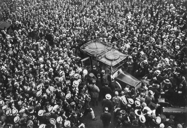 French crowds cheering Pershing and Joffre, Hotel Crillon, Paris, First World War, 1917. Artist: Unknown