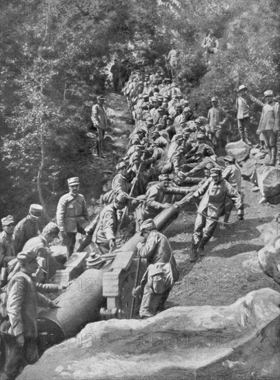 Artillery piece being pulled by 600 soldiers, Second Battle of the Isonzo, World War I, 1915. Artist: Unknown