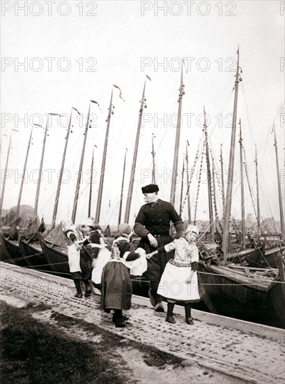 People of Marken Island, Netherlands, 1898. Artist: James Batkin