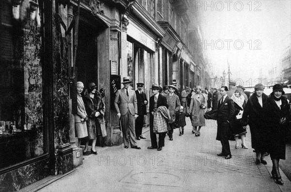 Waiting for seamstresses leaving work, Paris, 1931.Artist: Ernest Flammarion