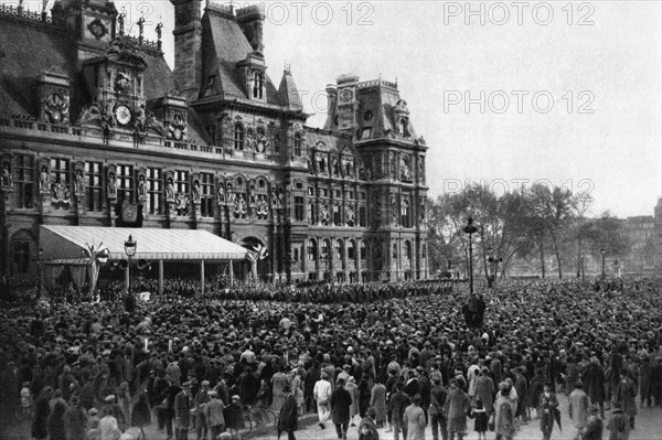 Crowd in front of the Town Hall on a reception day, Paris, 1931. Artist: Ernest Flammarion