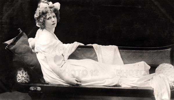 Mabel Love (1874-1953), English actress and dancer, early 20th century.Artist: Dover Street Studios