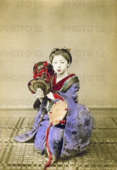 Geisha playing the tsuzumi, Japan, 1882. Artist: Felice Beato