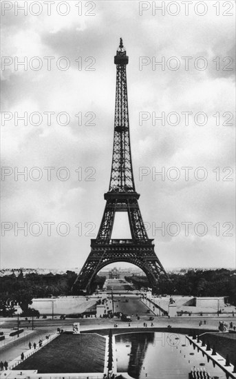 La Tour Eiffel et Bassins de Chaillot, Paris, 20th Century.Artist: Veritable