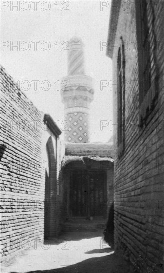 Backstreet and old mosque, Baghdad, Iraq, 1917-1919. Artist: Unknown