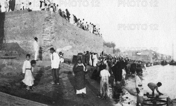 Waiting for the troop barges to arrive, Tigris River, Baghdad, Iraq, 1917-1919. Artist: Unknown