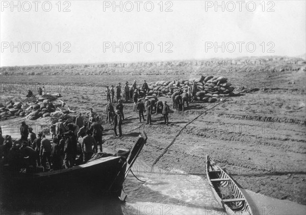 British troops unloading dates on the shore of the Tigris river, 1918. Artist: Unknown