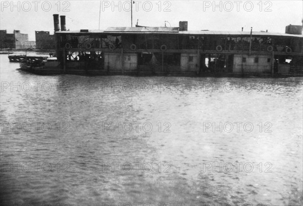 River boat on the Tigris, Mosul, Mesopotamia, 1918. Artist: Unknown