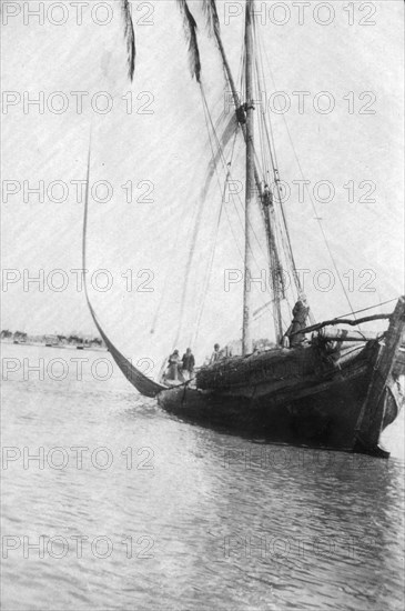 Boat setting sail on the River Tigris, Mesopotamia, 1918. Artist: Unknown