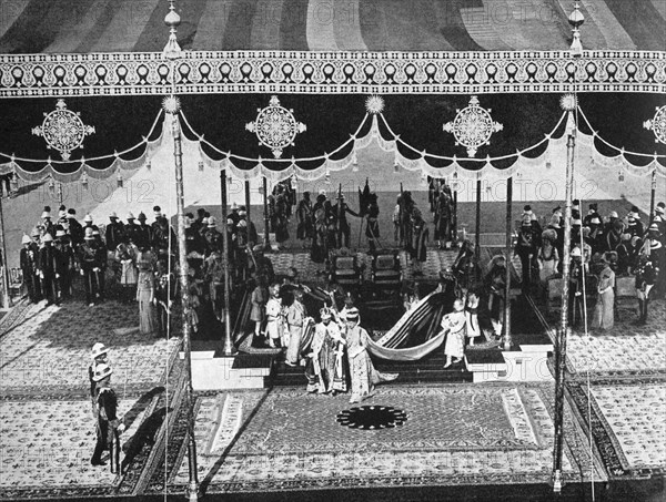 King George V (1865-1936) and Queen Mary (1867-1953) at the Delhi Durbar, India, 1911 (1936). Artist: Unknown