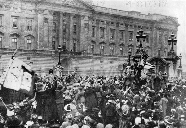The official notice of the armistice being read, Buckingham Palace, 1918 (1936). Artist: Unknown