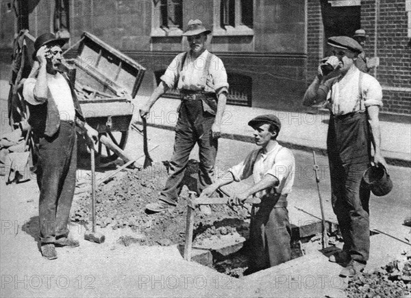 Road menders, London, 1926-1927. Artist: Unknown