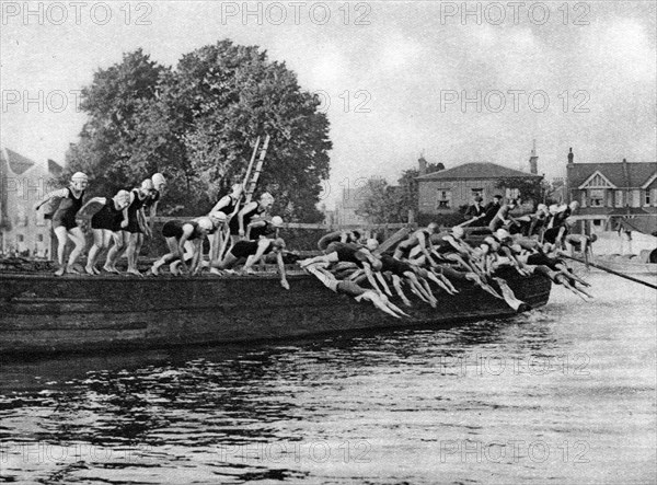 The annual Kew to Putney ladies' swimming race, London, 1926-1927. Artist: Unknown