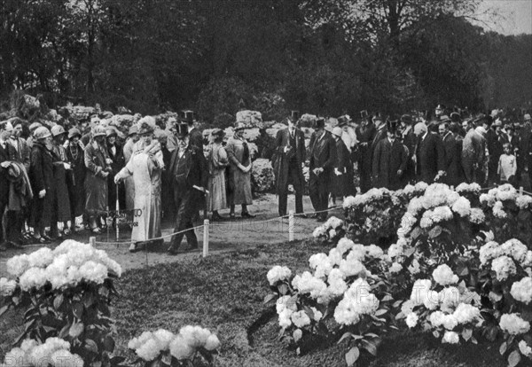 King George V and Queen Mary visit the annual spring flower show at Chelsea, London, 1926-1927. Artist: Unknown