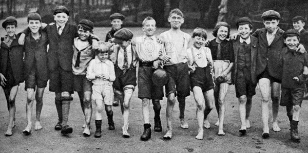 A group of summer paddlers heading for the Serpentine, London, 1926-1927. Artist: Unknown