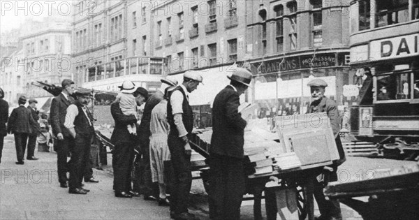 Bookstalls on Shoreditch High Street, London, 1926-1927.Artist: Whiffin