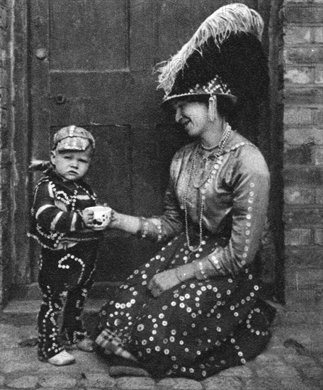 Pearly Queen and Pearly Prince, London, 1926-1927. Artist: Hoppe