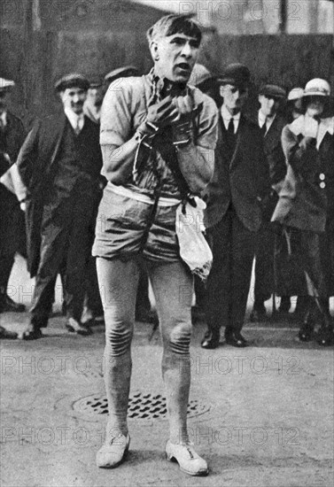 Escapologist entertaining theatre-goers in the 'pit' queue, London, 1926-1927. Artist: Unknown