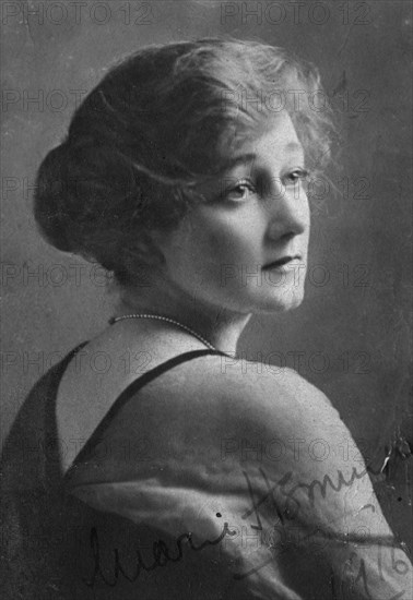 Marie Hemingway (1883-1939), English actress, 1916.Artist: Elliott & Fry