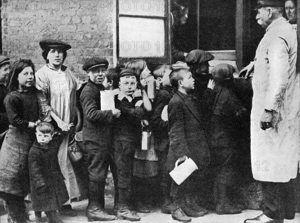 Salvation army communal kitchen, Bermondsey, London, 1917 (1936). Artist: Unknown