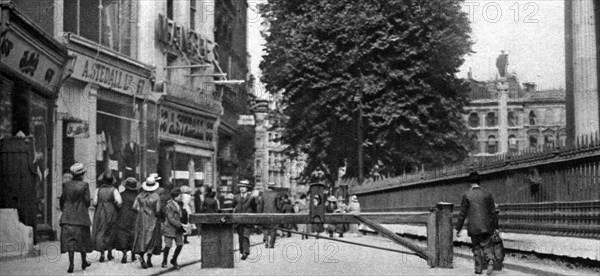 St Paul's churchyard and a tollgate, London, 1926-1927.Artist: Whiffin