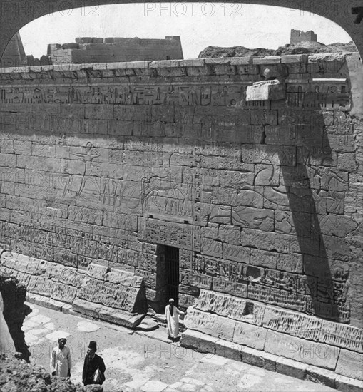 'Scenes of battle and the chase carved on a wall at Medinet Habu, Thebes, Egypt', 1905.Artist: Underwood & Underwood