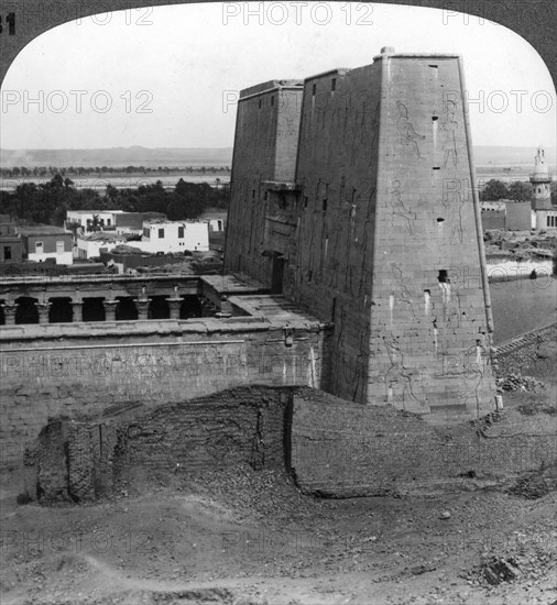 'The pylon and court of the temple of Horus at Edfu, Egypt', 1900.Artist: Underwood & Underwood