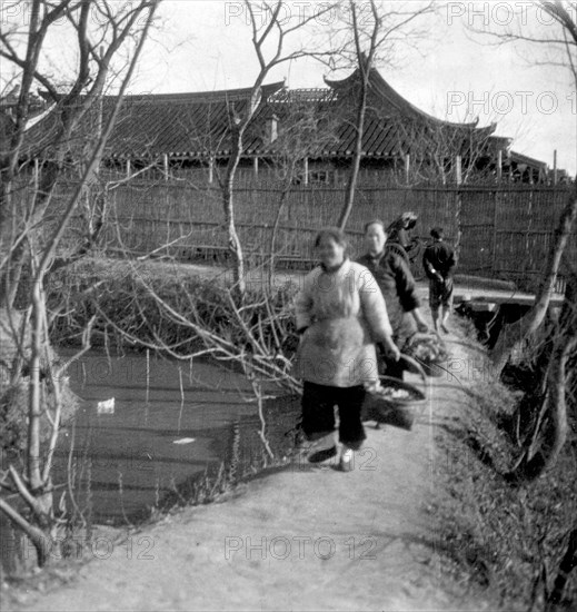 Villagers in Shanghai, China, early 20th century.Artist: J Dearden Holmes