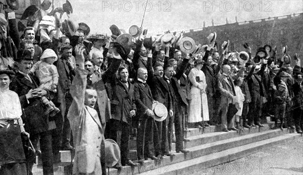 'Crowds cheering during the outbreak of hostilities, war fever in Germany', First World War, 1914. Artist: Unknown