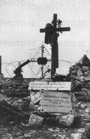 The grave of an Italian Red Cross volunteer nurse, c1918. Artist: Unknown