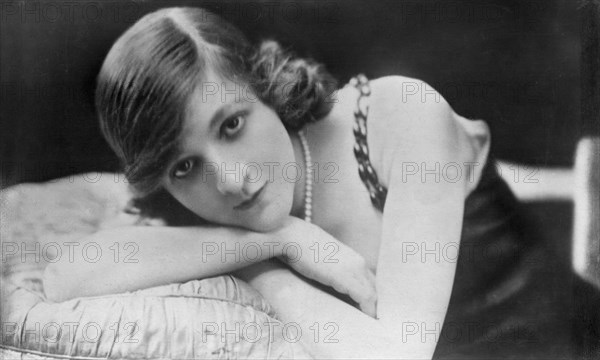 Doris Keane, American actress, early 20th century. Artist: Claude Harris